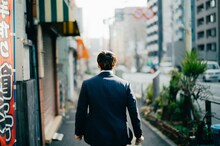 お弁当屋さんへと歩いていくRIKUさん。