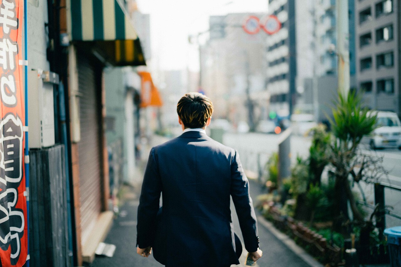 お弁当屋さんへと歩いていくRIKUさん。