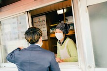 お店の方と楽しげに話すRIKUさん。