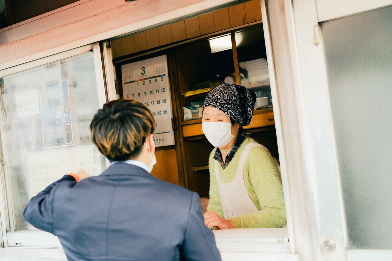 お店の方と楽しげに話すRIKUさん。