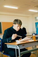 朝からお弁当をモリモリ食べるRIKUさん。