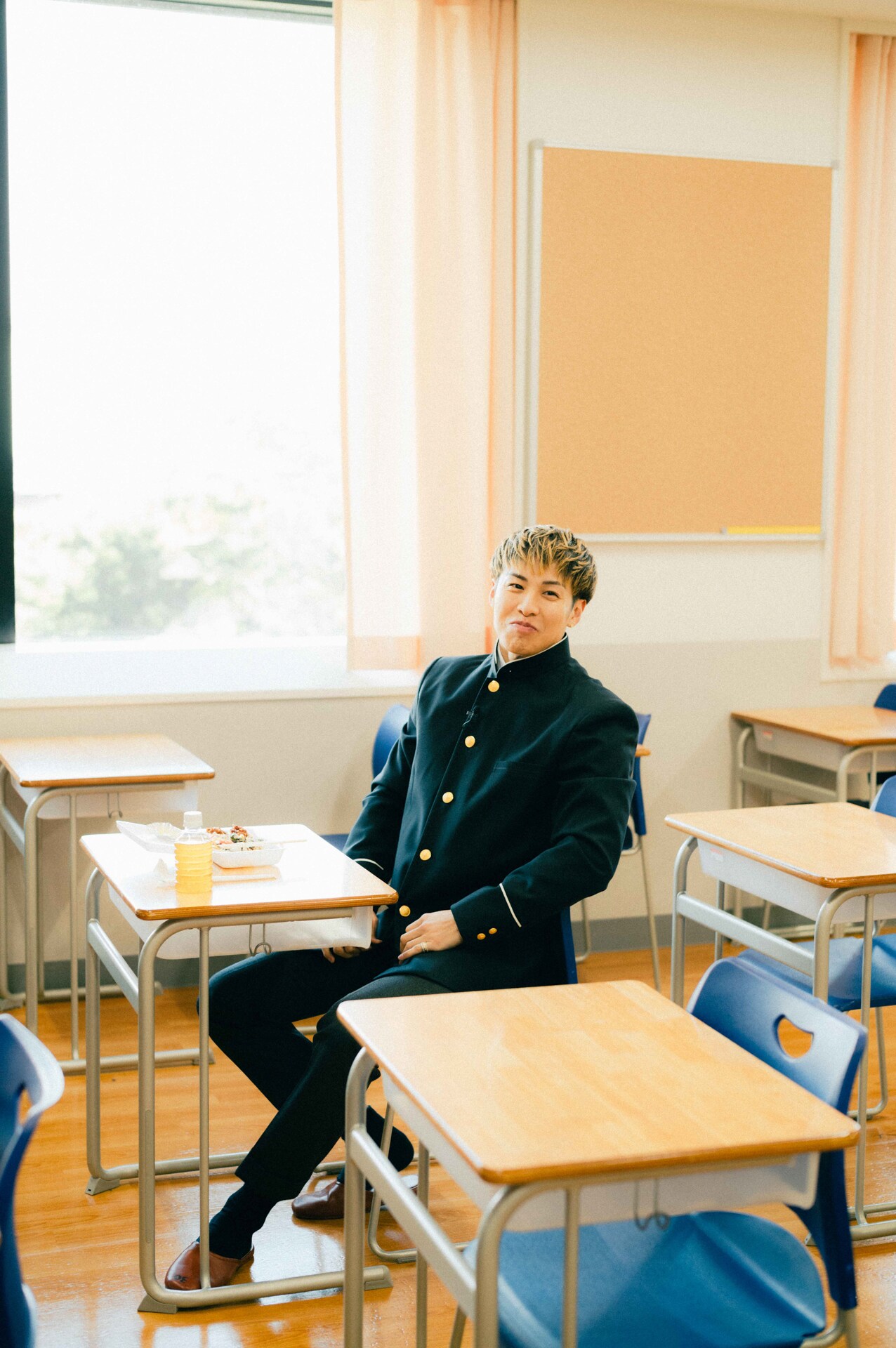 中学の学ランを着て思い出のお弁当をいざ実食。