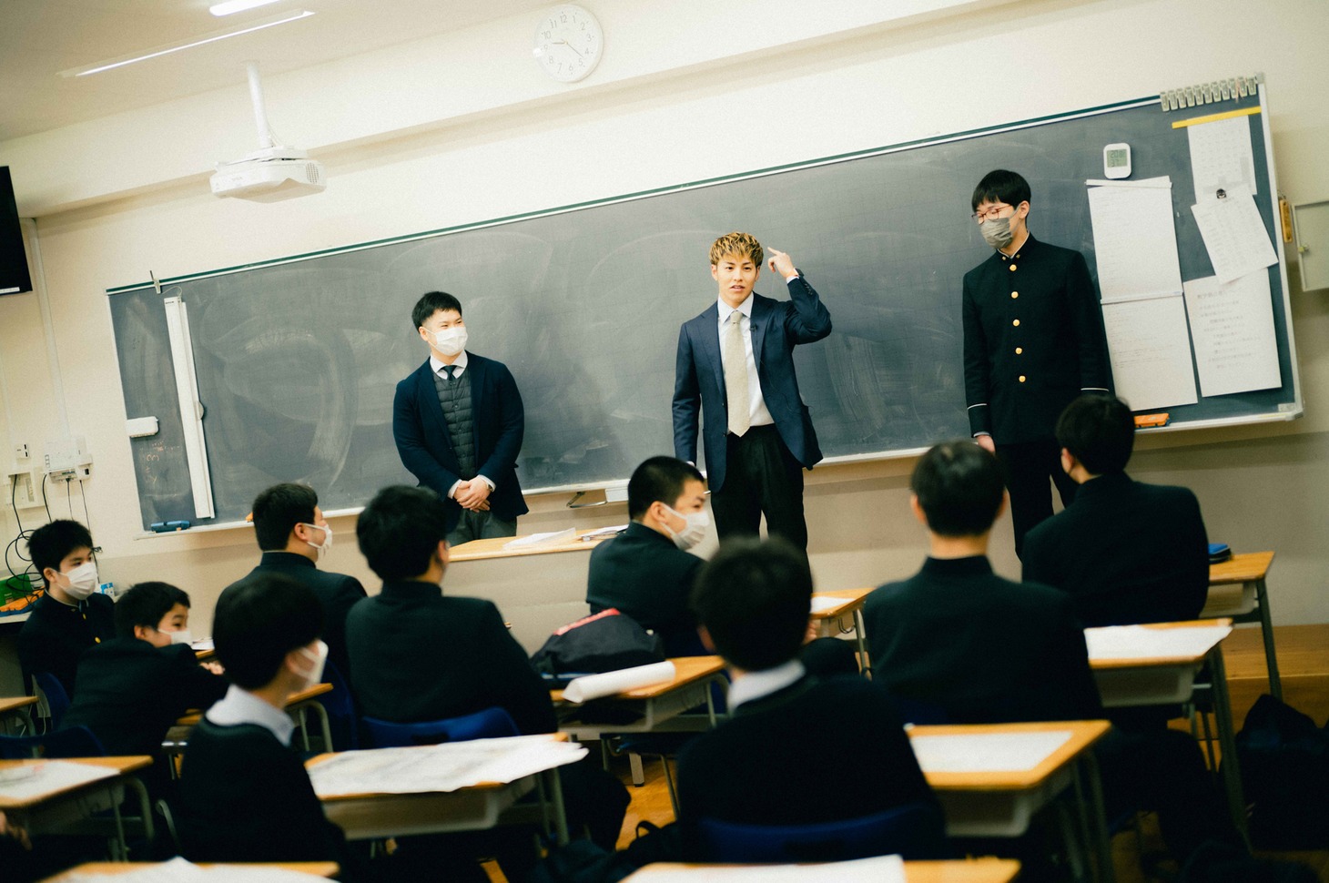 後輩たちにメッセージを送るRIKUさん。