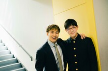 RIKUさんと佐藤くんは教室の外で肩を組んで記念撮影。