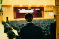 修了式で校長先生の話を聞くRIKUさん。