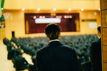 修了式で校長先生の話を聞くRIKUさん。