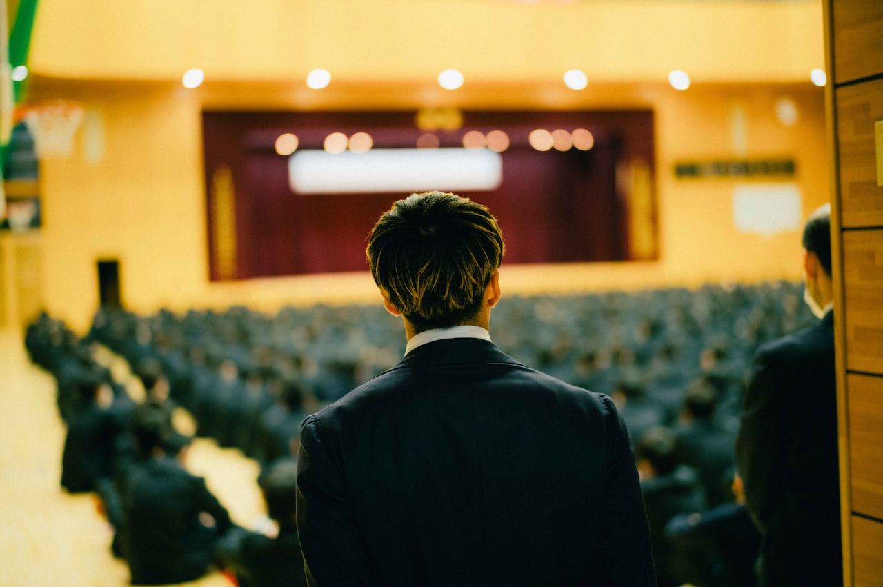 修了式で校長先生の話を聞くRIKUさん。