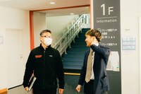 生活指導の竹村先生から頭髪検査を受けるRIKUさん。