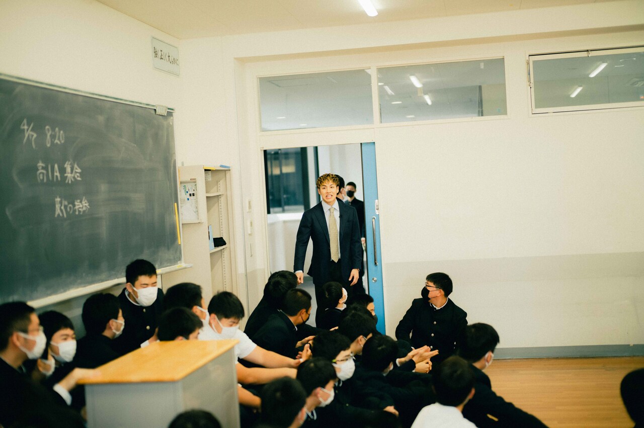 教室に突撃するRIKUさん。