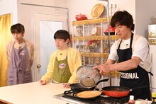 左から中丸雄一（KAT-TUN）、バカリズム、木村拓哉。(c)テレビ朝日
