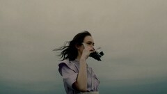 須田景凪、新曲MVは「様々な解釈の出来る映像作品」マーシュ彩が狂気的なダンス踊る