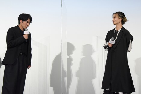 「電話なら100％出る」と草川拓弥（右 / 超特急）に約束する赤楚衛二（左）。