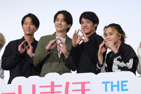 “チェリまほポーズ”を取る（左から）浅香航大、町田啓太、赤楚衛二、草川拓弥（超特急）。