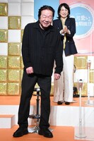 左から古田新太、西田尚美。