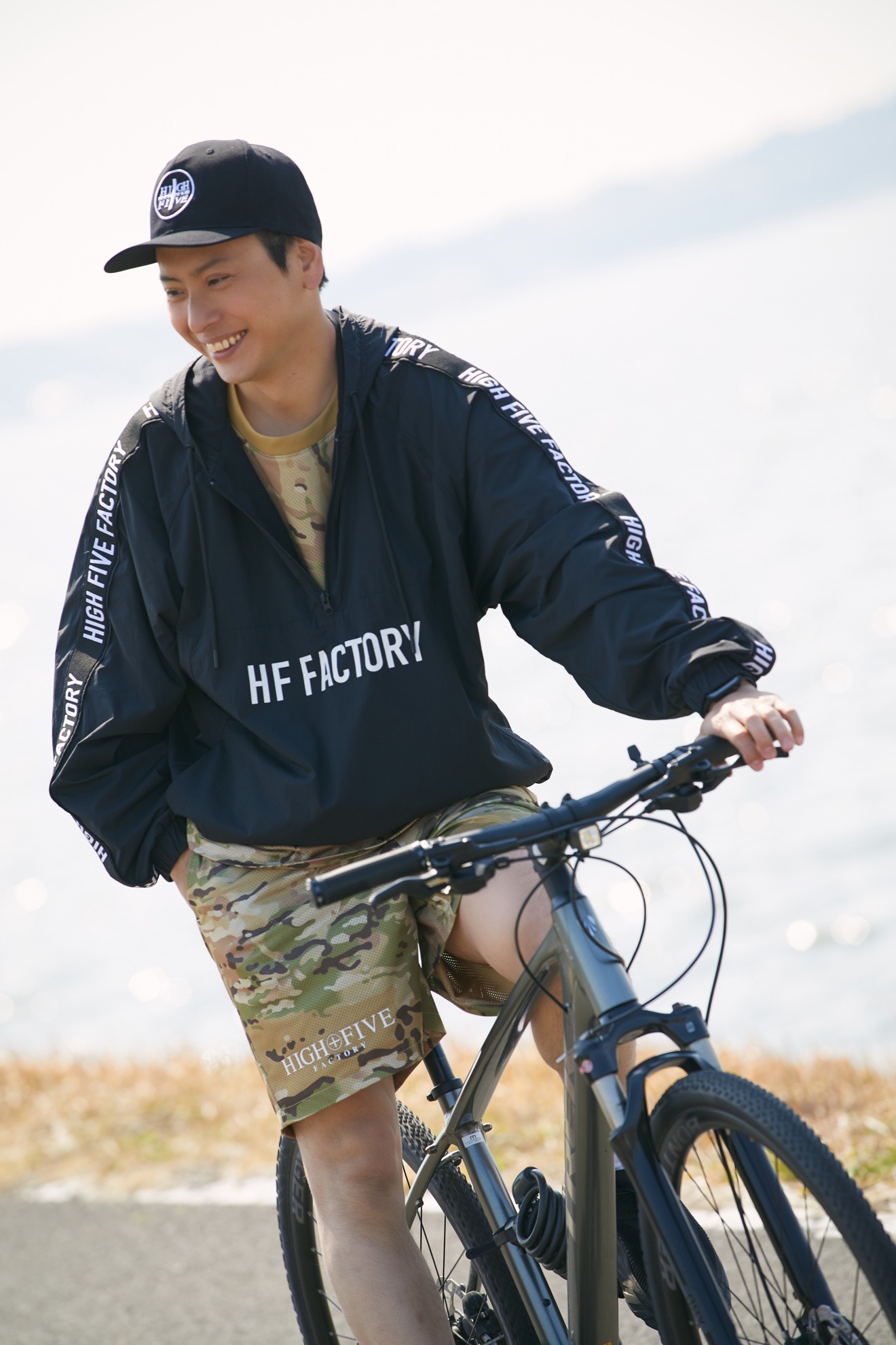 「HIGH FIVE FACTORY 2022 SPRING-SUMMERコレクション」を身にまとった山下健二郎（三代目 J SOUL BROTHERS from EXILE TRIBE）。