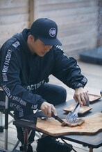 「HIGH FIVE FACTORY 2022 SPRING-SUMMERコレクション」を身にまとった山下健二郎（三代目 J SOUL BROTHERS from EXILE TRIBE）。