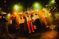 「スケボーキング復活ワンチャンワンマンLIVE」の様子。（Photo by Taka"nekoze photo"）