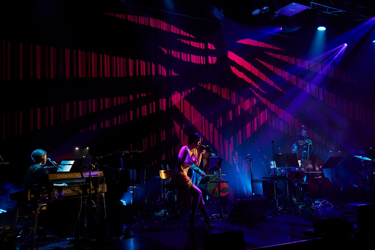 「ELAIZA Billboard Liveツアー」東京・Billboard Live TOKYO公演の様子。
