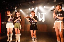 白浜あや（左から2番目）の誕生日を祝うB.O.L.Tメンバー。（撮影：笹森健一）