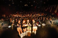 ファンと記念撮影するB.O.L.T。（撮影：笹森健一）