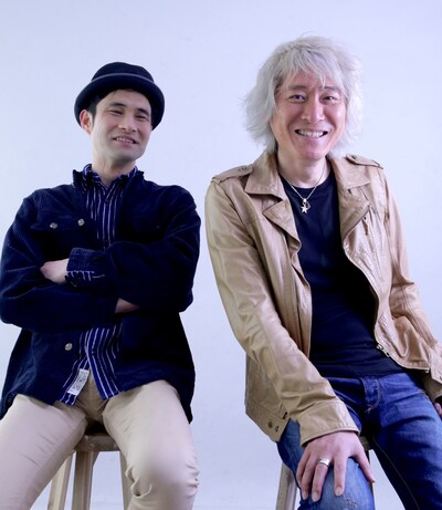 ブリーフ＆トランクス。左から細根誠（Vo, Harp）、伊藤多賀之（Vo, G）。