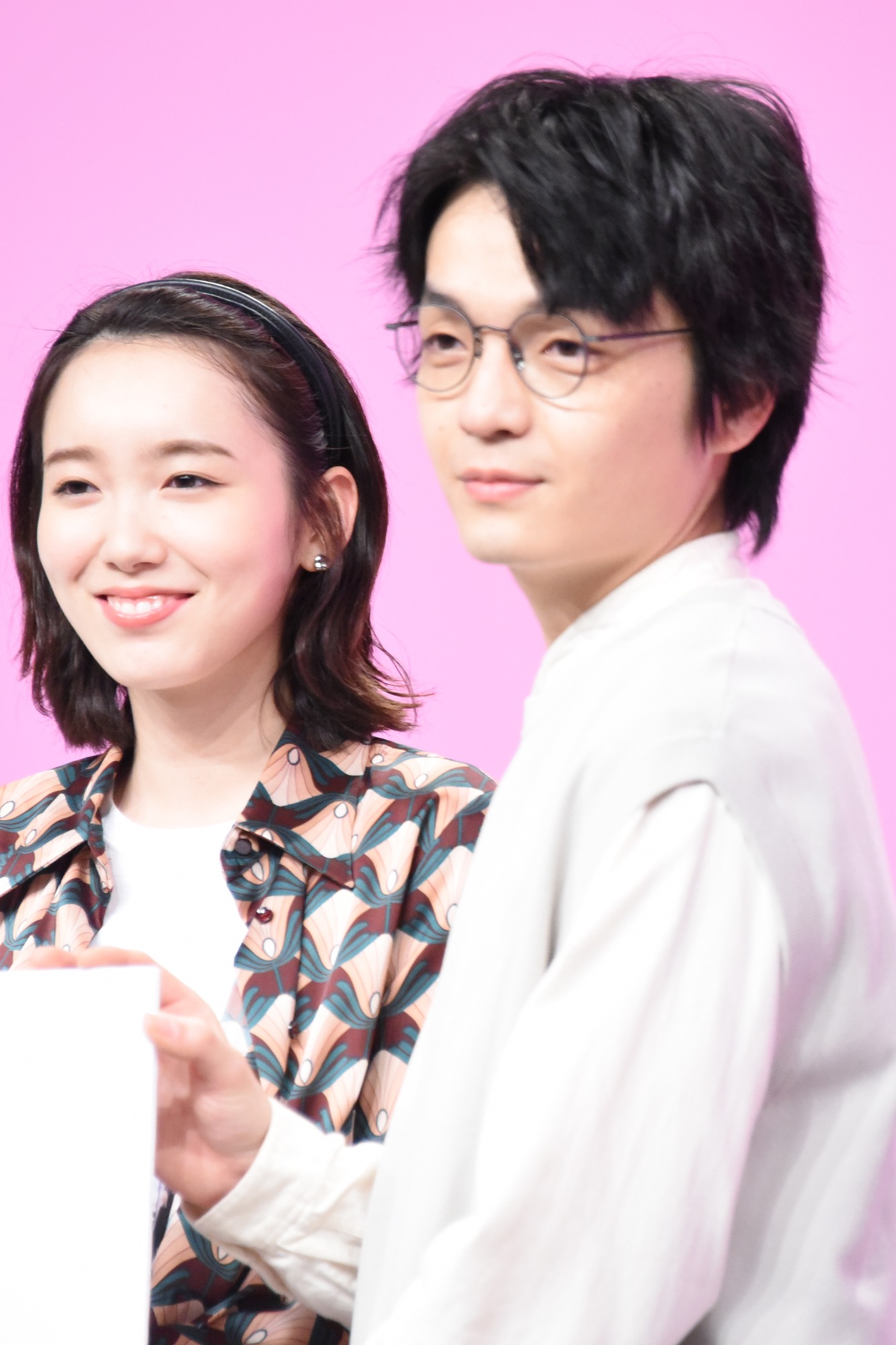 左から飯豊まりえ、岡山天音。