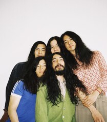 幾何学模様が活動休止前ラストアルバム「クモヨ島」発表、新曲「Cardboard Pile」MV公開