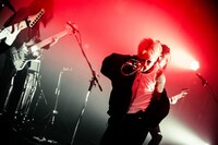 Petit Brabancon「渇き」MVより。（撮影：尾形隆夫［尾形隆夫写真事務所］、田中聖太郎［田中聖太郎写真事務所］）