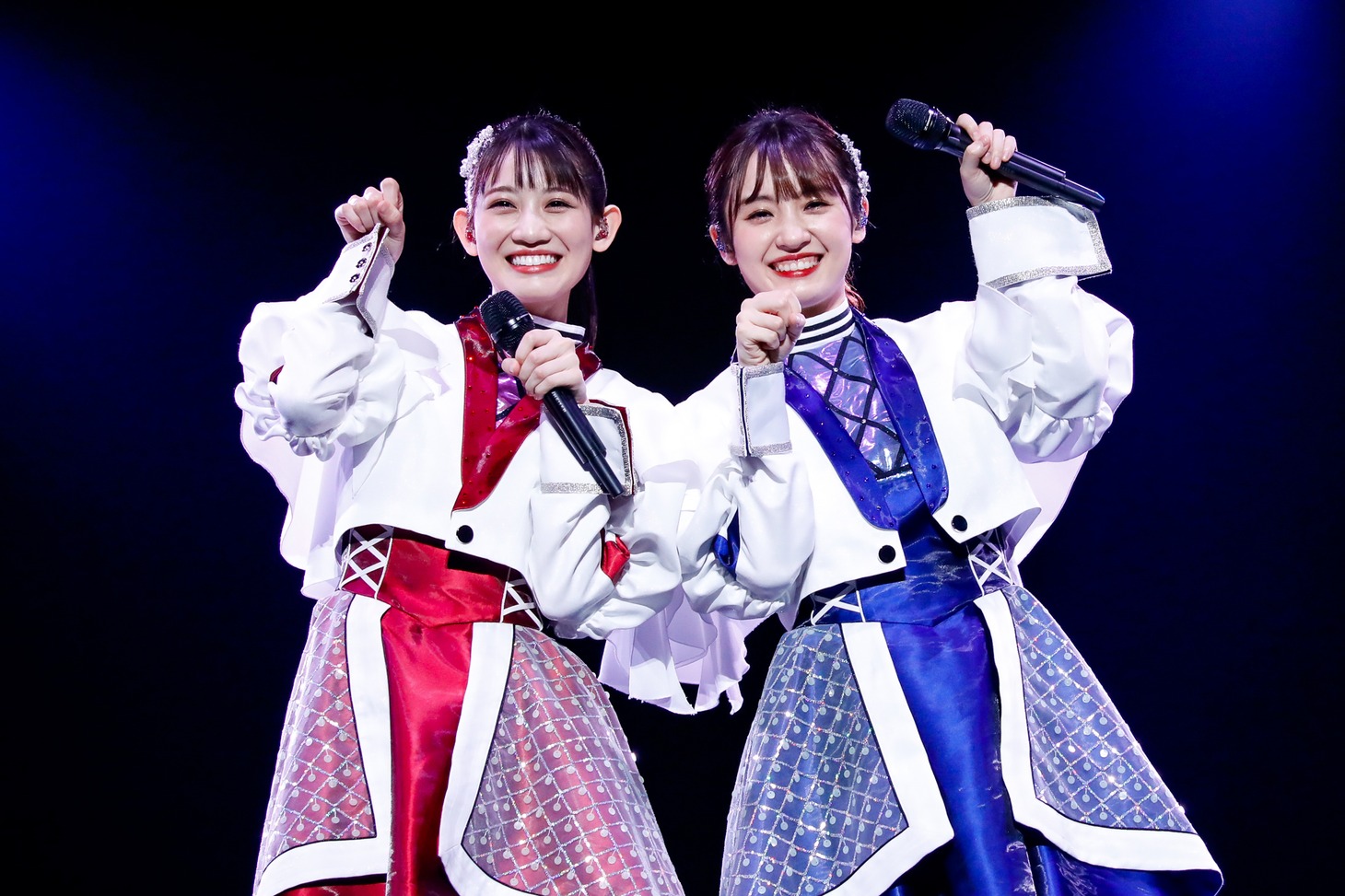 左から秋本帆華、咲良菜緒。