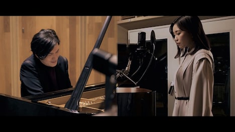 伶「恋と、終わりと、kiss feat. 清塚信也」ミュージックビデオのワンシーン。