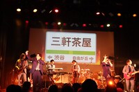 「廻らない極寿司炎本店～今なら“売れる前から知ってたと言え鱒”」の様子。