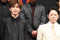 左から岩田剛典（EXILE、三代目 J SOUL BROTHERS from EXILE TRIBE）、阿部サダヲ。