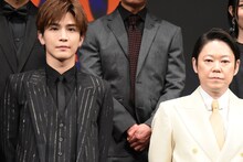 左から岩田剛典（EXILE、三代目 J SOUL BROTHERS from EXILE TRIBE）、阿部サダヲ。