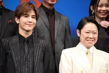 左から岩田剛典（EXILE、三代目 J SOUL BROTHERS from EXILE TRIBE）、阿部サダヲ。