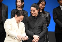 左から阿部サダヲ、岡田健史。