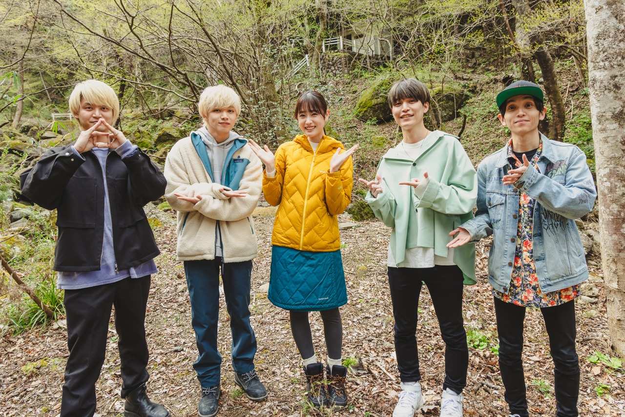 左から木田健太郎（G, Cho）、宮世琉弥、高橋ひかる、佐々木直人（B, Vo）、大野宏二朗（Dr）。