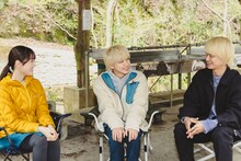 左から高橋ひかる、宮世琉弥、木田健太郎（G, Cho）。