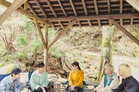 リアクション ザ ブッタによる「村井の恋」表敬訪問の様子。