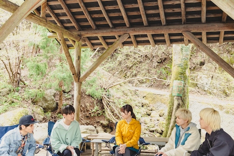 リアクション ザ ブッタによる「村井の恋」表敬訪問の様子。