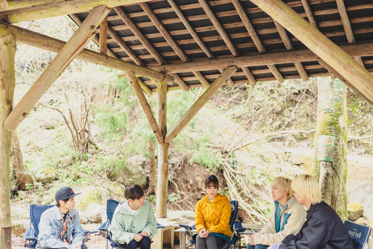 リアクション ザ ブッタによる「村井の恋」表敬訪問の様子。リアクション