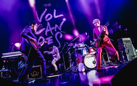 左から酒井亮輔（B）、大山聡一（G）（撮影：ヤマダマサヒロ）。