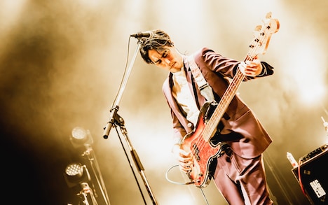 酒井亮輔（B）（撮影：ヤマダマサヒロ）