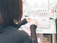 ミシンを扱う佐藤春奈。