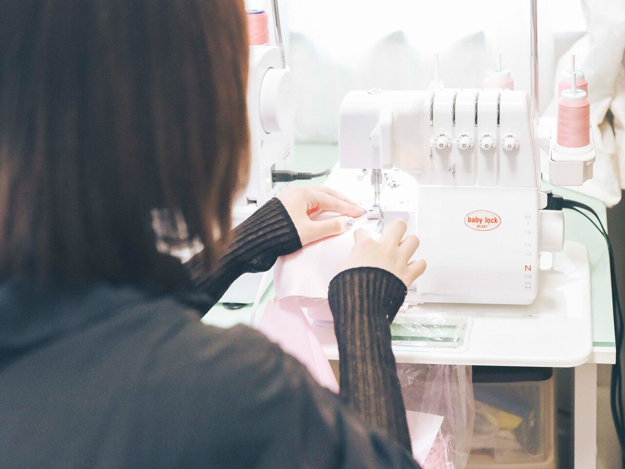ミシンを扱う佐藤春奈。