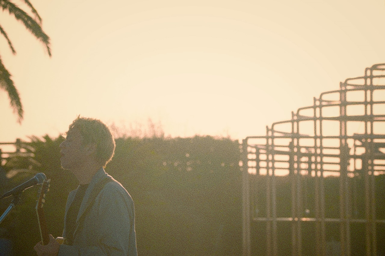 プール場に奇妙礼太郎、バンドメンバーと「たまらない予感」演奏