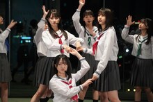 「花は誰のもの？」をパフォーマンスするSTU48。(c)STU/KINGRECORDS