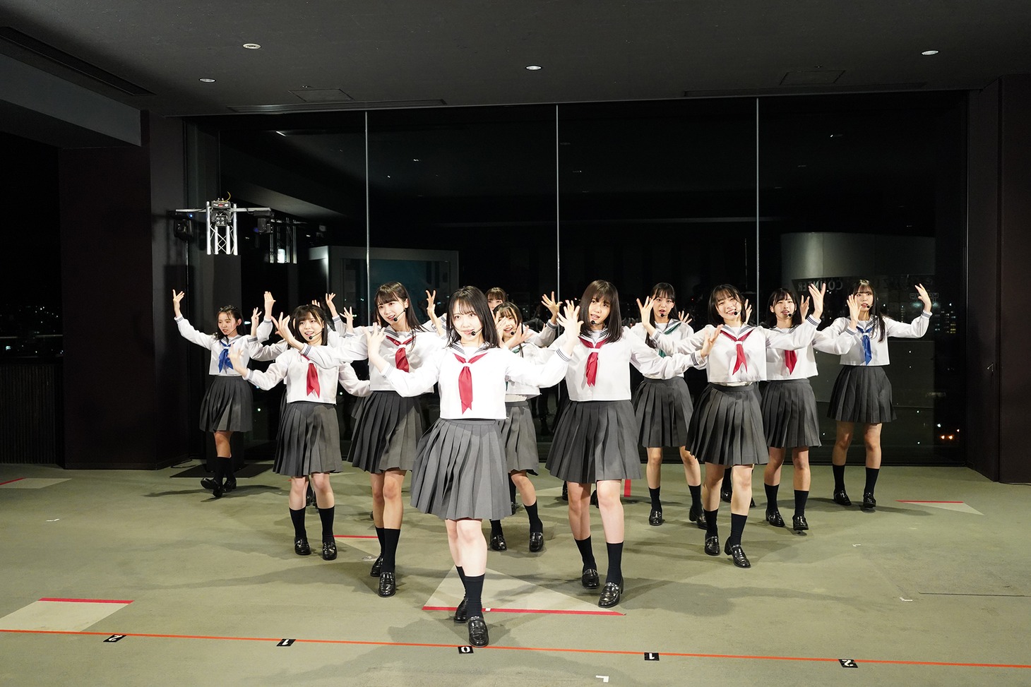 「花は誰のもの？」をパフォーマンスするSTU48。(c)STU/KINGRECORDS