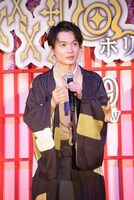 ジェスチャーを交えながら軽妙なトークを展開する神木隆之介。