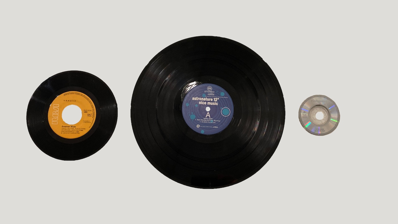 左から17cm EP（ドーナツ盤）、30cm EP、8cm CD。