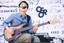 辻村友晴（Vo, B, Musical Saw / キセル）（撮影：三浦知也 / 廣田達也）